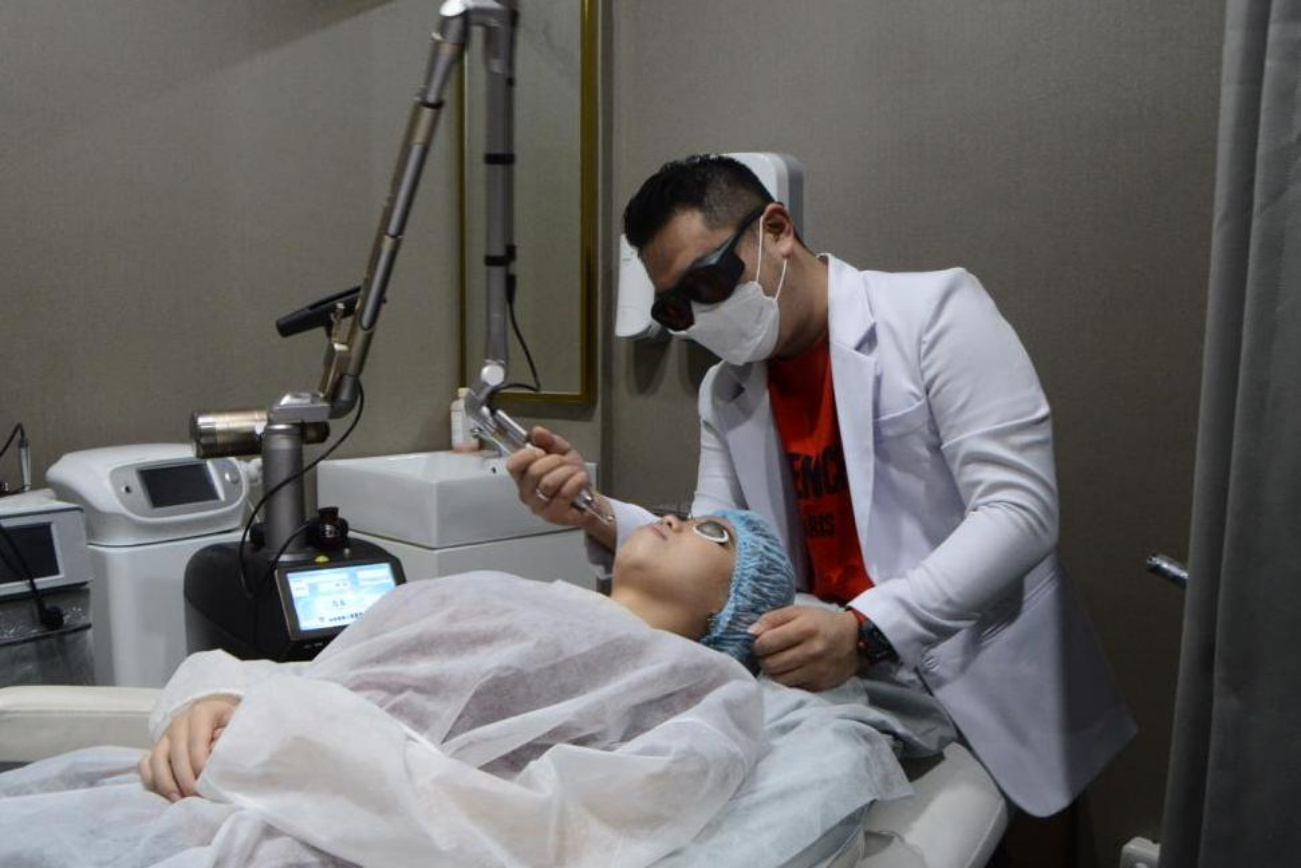 Seorang dokter sebuah klinik kecantikan di Kota Surabaya sedang melayani pasien.