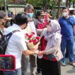 Dukung Penanganan Kasus Pencabulan, LPA Berikan Bunga Mawar ke Polres Kediri Kota