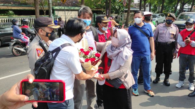 Dukung Penanganan Kasus Pencabulan, LPA Berikan Bunga Mawar ke Polres Kediri Kota