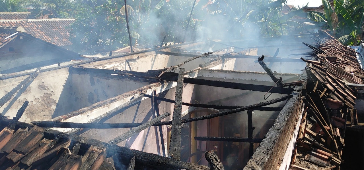 Rumah milik warga Kota Pasuruan ludes terbakar, Kamis (28/7/2022).