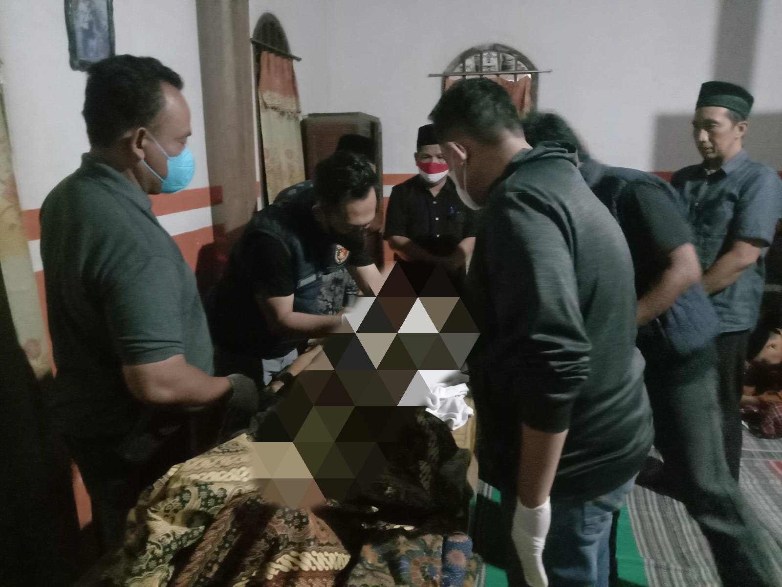 Petugas saat melakukan outopsi Muadzin yang meninggal dunia di Kediri.