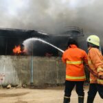 Terdengar Dua Kali Ledakan, Polisi Selidiki Pemicu Kebakaran Pabrik Pengolahan Minyak di Mojokerto