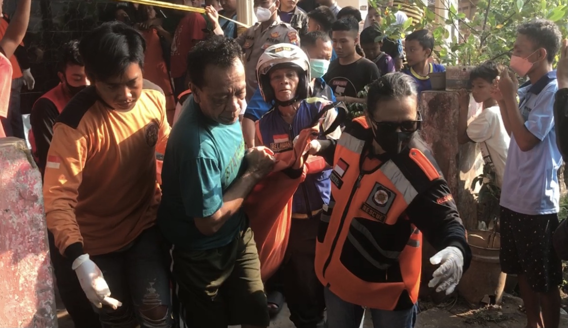 Petugas mengevakuasi jenazah korban ledakan petasan di Mojokerto, Sabtu (9/7/2022).