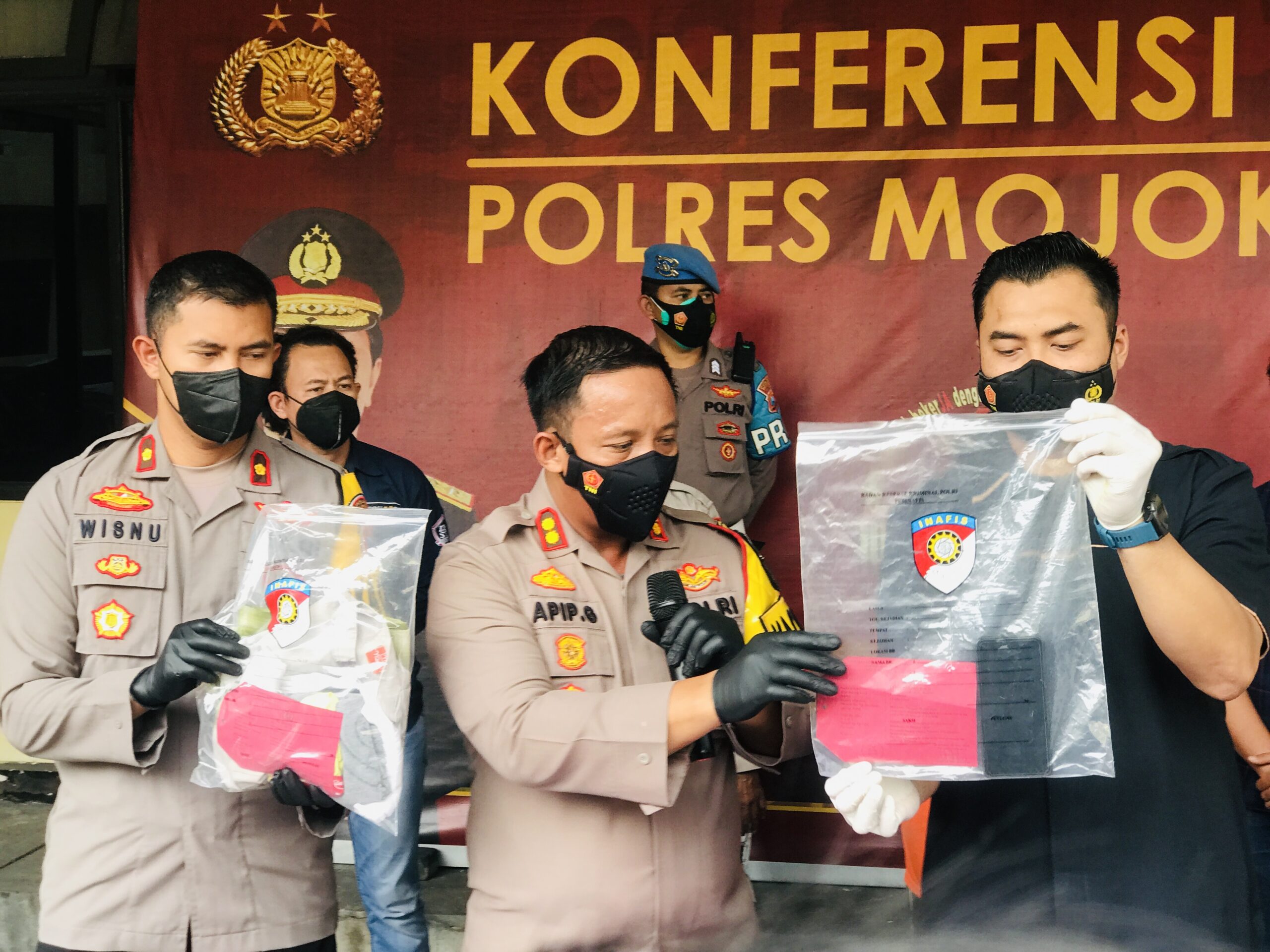 Kapolres Mojokerto AKBP Apip Ginanjar menunjukkan barang bukti pencabulan oleh guru ngaji TPQ, Rabu (13/7/2022).