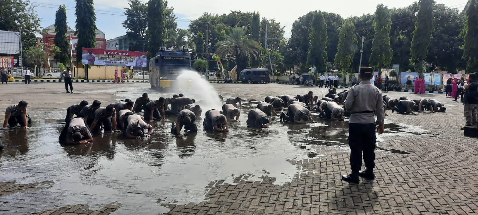 Naik Pangkat, Puluhan Anggota Polres Situbondo Sujud Syukur Disiram Water Canon 