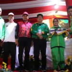 Bupati Jombang Terima Bendera Porprov VII Jatim Saat Closing Ceremony di Lumajang
