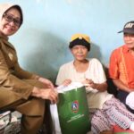Bupati Jombang Serahkan Bantuan Kursi Roda ke Sumiati Warga Tunggorono