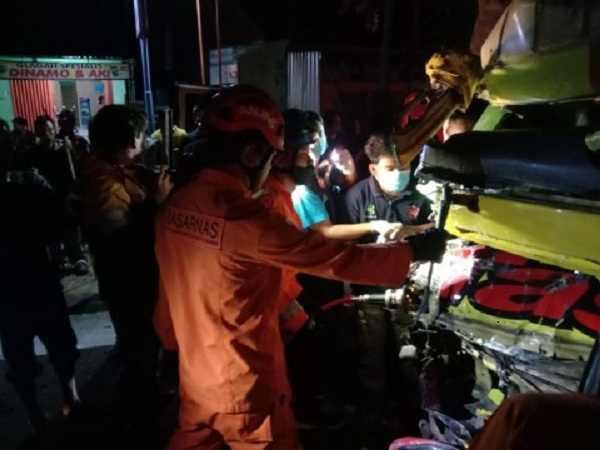 Bus Pariwisata vs Truk di Kulon Progo DIY, Seorang Meninggal