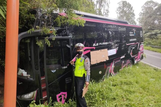 Bus Wisata Tabrak Tebing di Sarangan Magetan, 38 Orang Penumpang Selamat