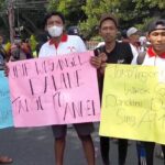 Tuntut Perbaikan Jalan Rusak, Warga Kediri Demo ke Gedung Wakil Rakyat