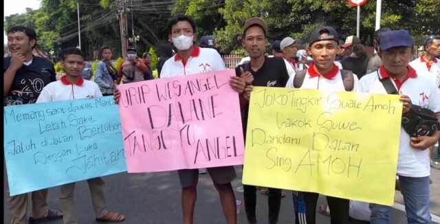 Tuntut Perbaikan Jalan Rusak, Warga Kediri Demo ke Gedung Wakil Rakyat