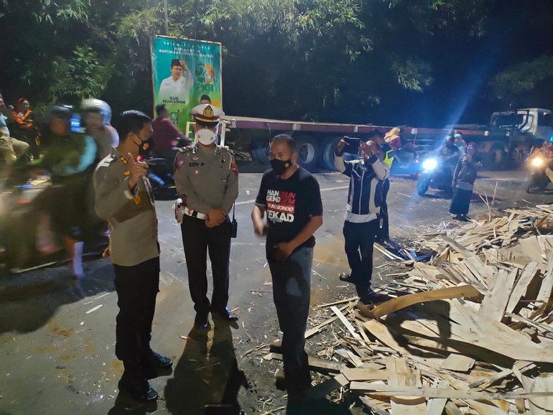 Truk Muat Tripleks Timpa Mobil Panther di Jember, 3 Orang Tewas