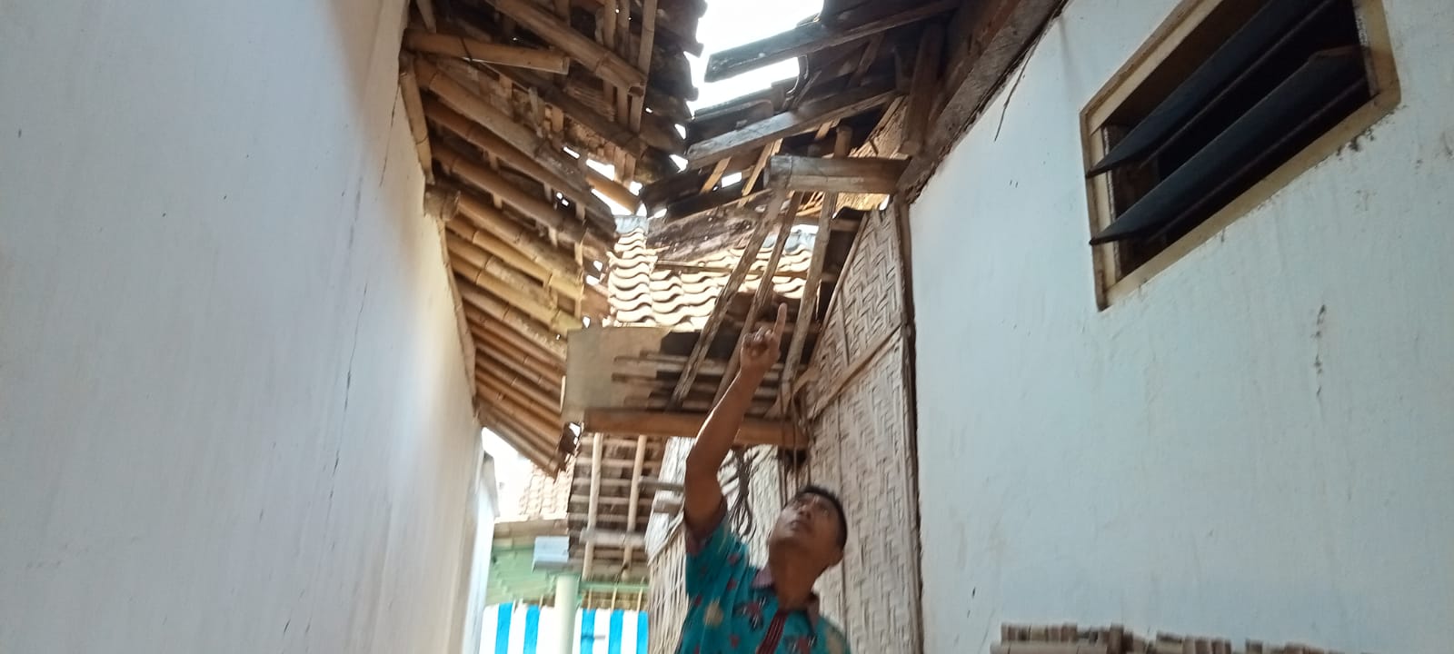 Atap Rumah Warga Jember Berjatuhan Diguncang Gempa