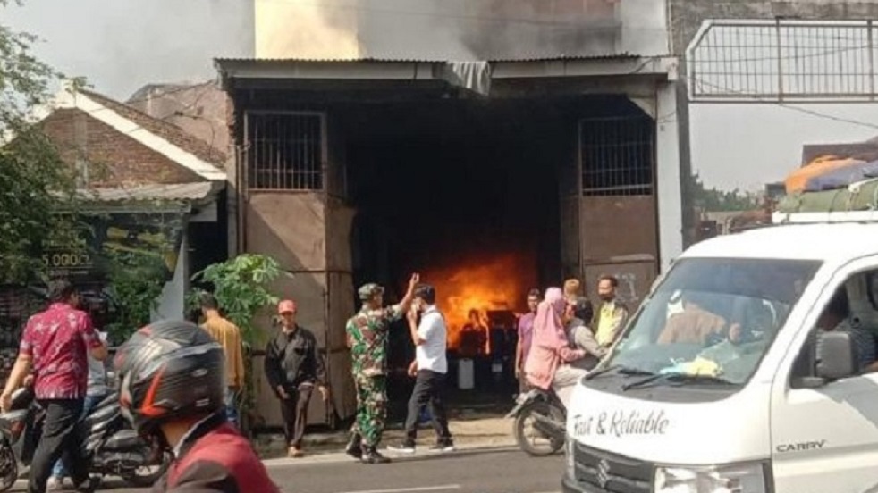 Gudang Pengoplosan Bahan Kimia di Sidoarjo Terbakar, 1 Karyawati Luka