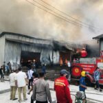 Gudang Pabrik Pengolahan Minyak Kelapa di Mojokerto Terbakar