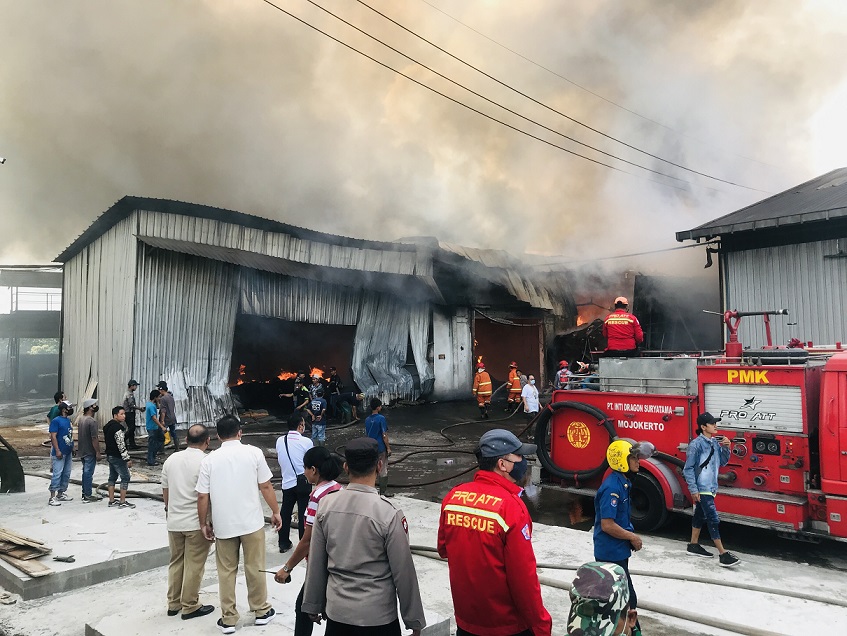 Gudang Pabrik Pengolahan Minyak Kelapa di Mojokerto Terbakar