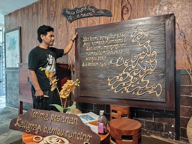 Karya Kaligrafi dari Bambu Kuning Asal Jombang Tembus Luar Negeri