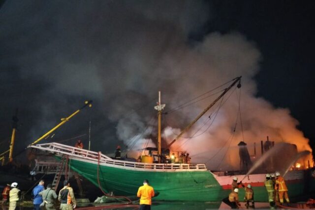 Dua Kapal Kargo di Pelabuhan Rakyat Kalimas Surabaya, Terbakar