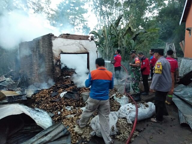 Pabrik Krupuk dan Dua Rumah di Situbondo Hangus Terbakar 