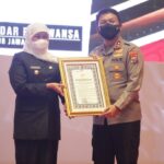 Gubernur Jatim Terima Penganugerahan Pin Emas dan Piagam Penghargaan dari Kapolri