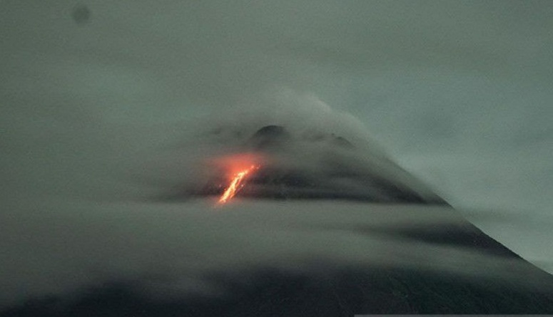 Gunung Merapi Luncurkan Lava Pijar Lima Kali