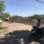 Meterial Pembuangan Mega Proyek Jalan Empunala Kota Mojokerto Dikeluhkan Warga