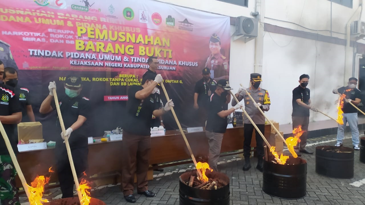 Kejari Kabupaten Pasuruan Musnahkan Barang Bukti Tindak Pidana Senilai Rp 3 M