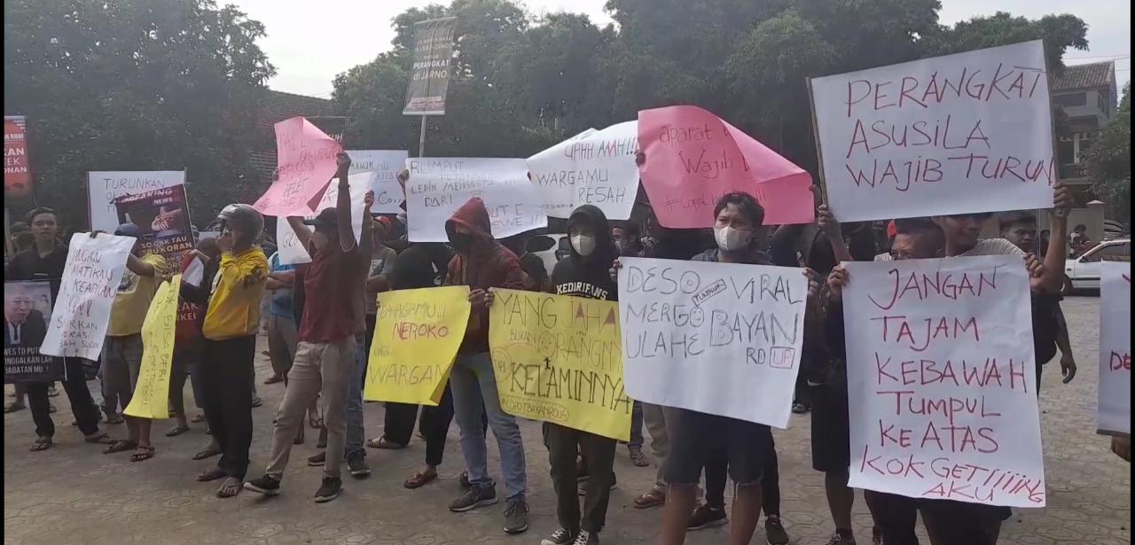 Warga Tungklur Kediri, Demo Tuntut Copot Oknum Perangkat Desa yang Diduga Selingkuh