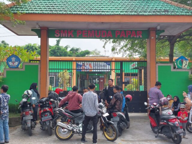 Pintu Gerbang Gedung SMK Pemuda Kediri Digembok, Diduga Sengketa Lahan
