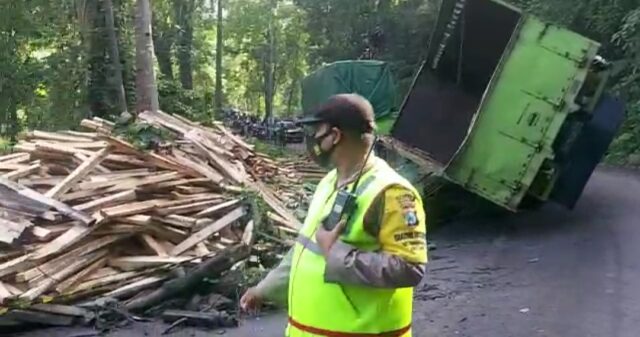 Evakuasi Truk Terguling di Jember, Jalur Gumitir Macet Total