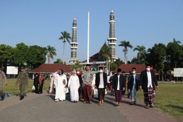 Usai Salat Idul Adha, Forkopimda Jombang Menyerahkan Hewan Kurban