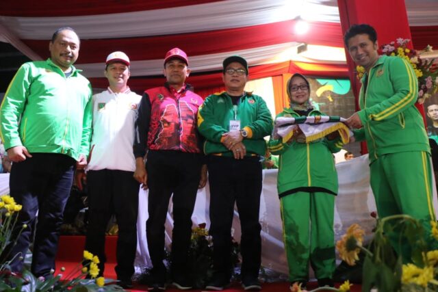 Closing Ceremony Porprov VII di Lumajang, Bupati Jombang Menerima Bendera Porprov Jatim
