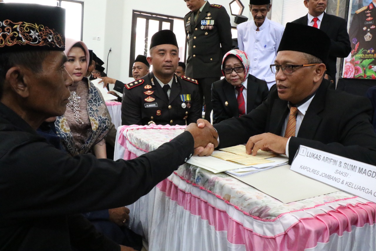 Bupati Jombang Mundjidah Wahab Menghadiri Nikah Massal 17 Cantin di Mapolres