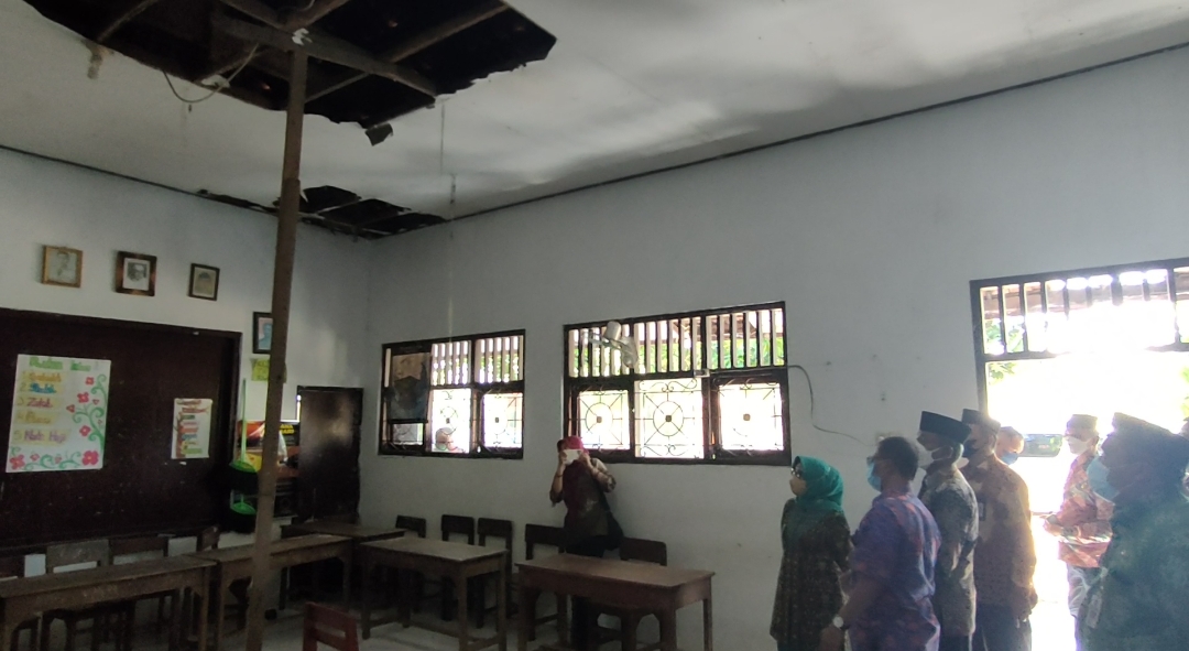 Sekolah rusak di daerah Sumobito Jombang yang dipantau langsung bupati.