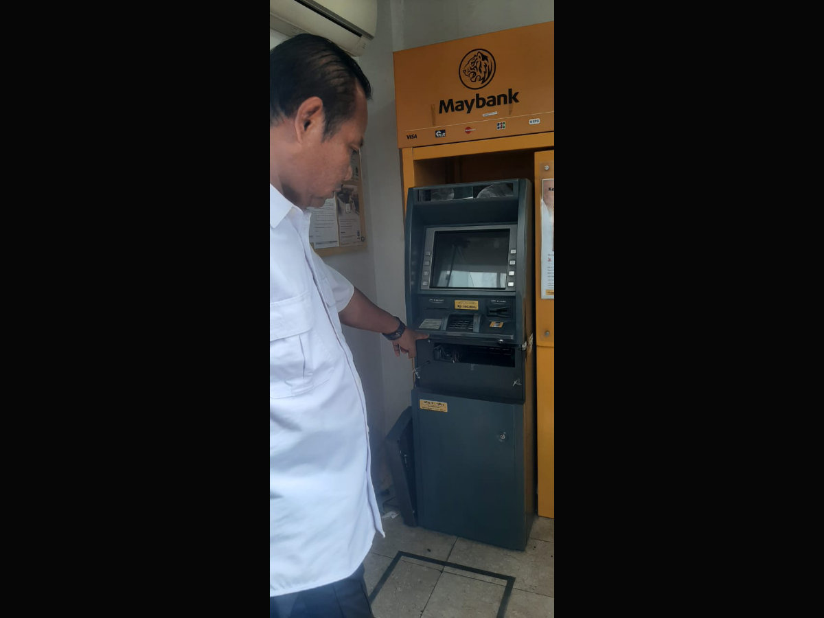 Mesin ATM Maybank di Jalan Gajah Mada No 14-16, Kelurahan Sidokumpul, Sidoarjo rusak diduga hendak dibobol. FaktualNews.co/Istimewa/