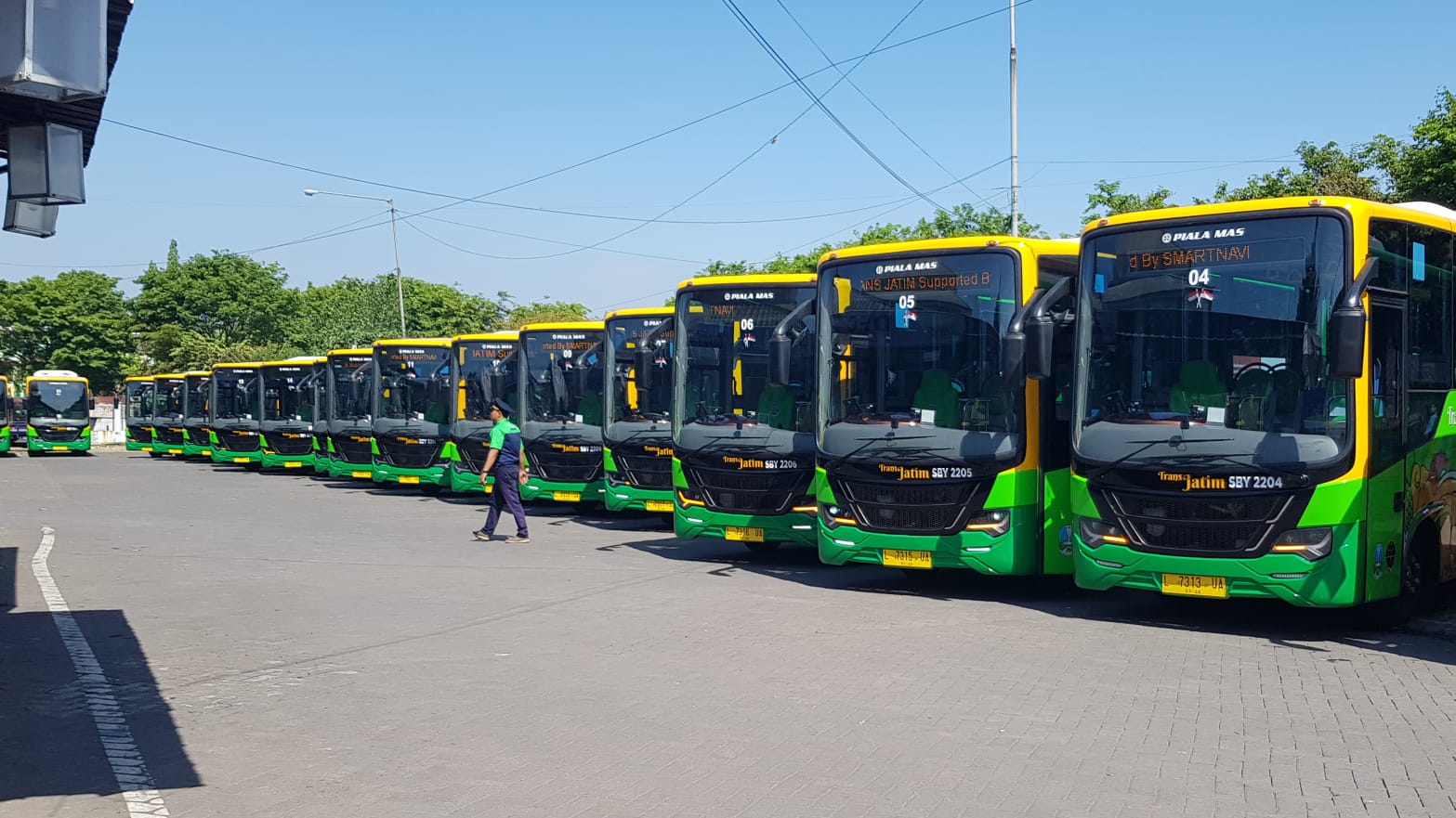 Puluhan Bus Trans Jatim yang terpajang saat launching di terminal Porong. 