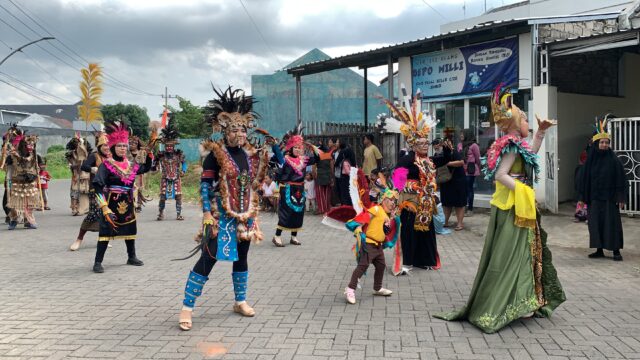 Ratusan Warga Perumahan BTB Jember Gelar Karnaval, Tampilkan Kebudayaan Asli Indonesia