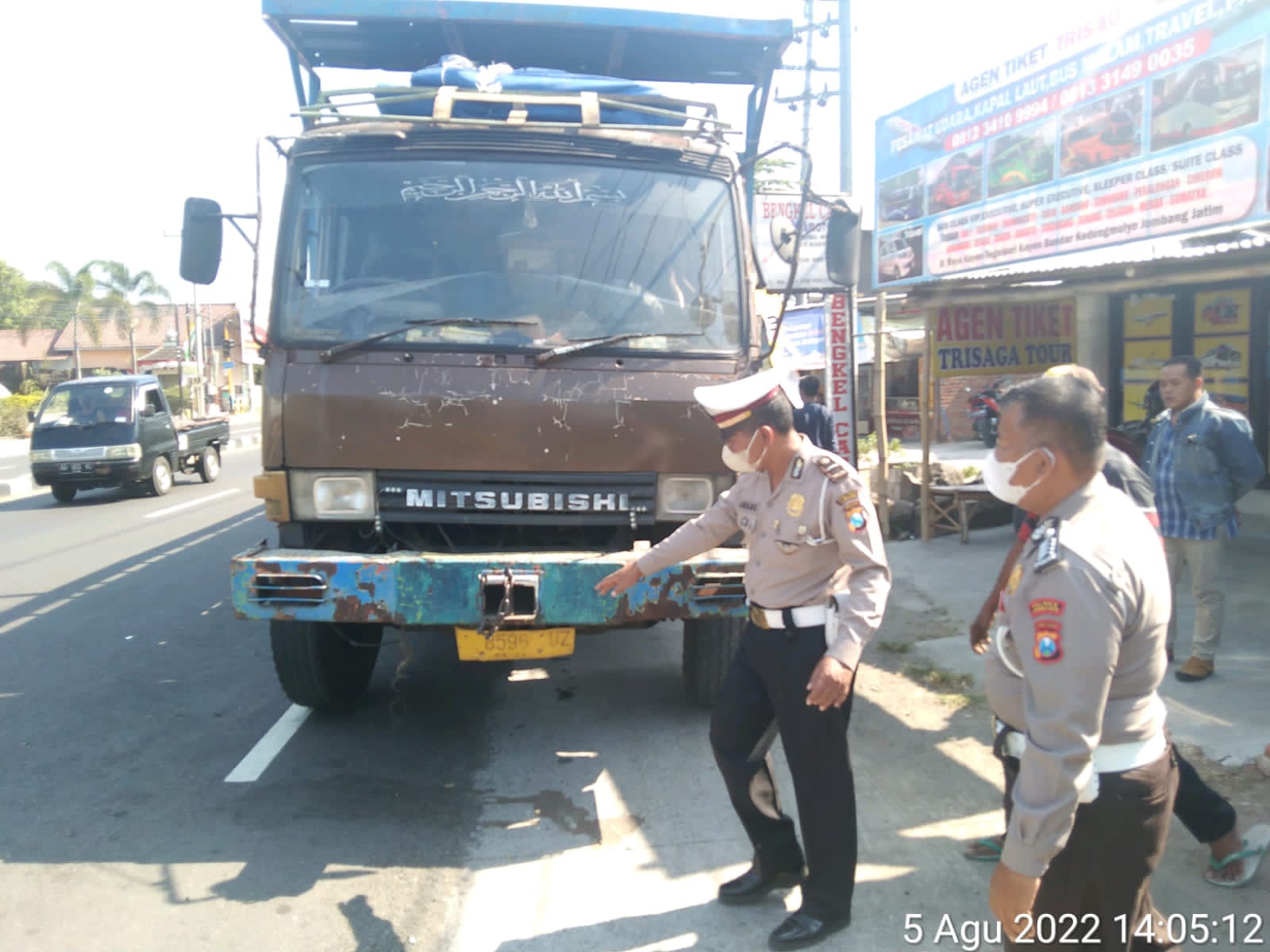 Polisi melakukan olah TKP kecelakaan di exit tol Bandar Kedungmulyo.