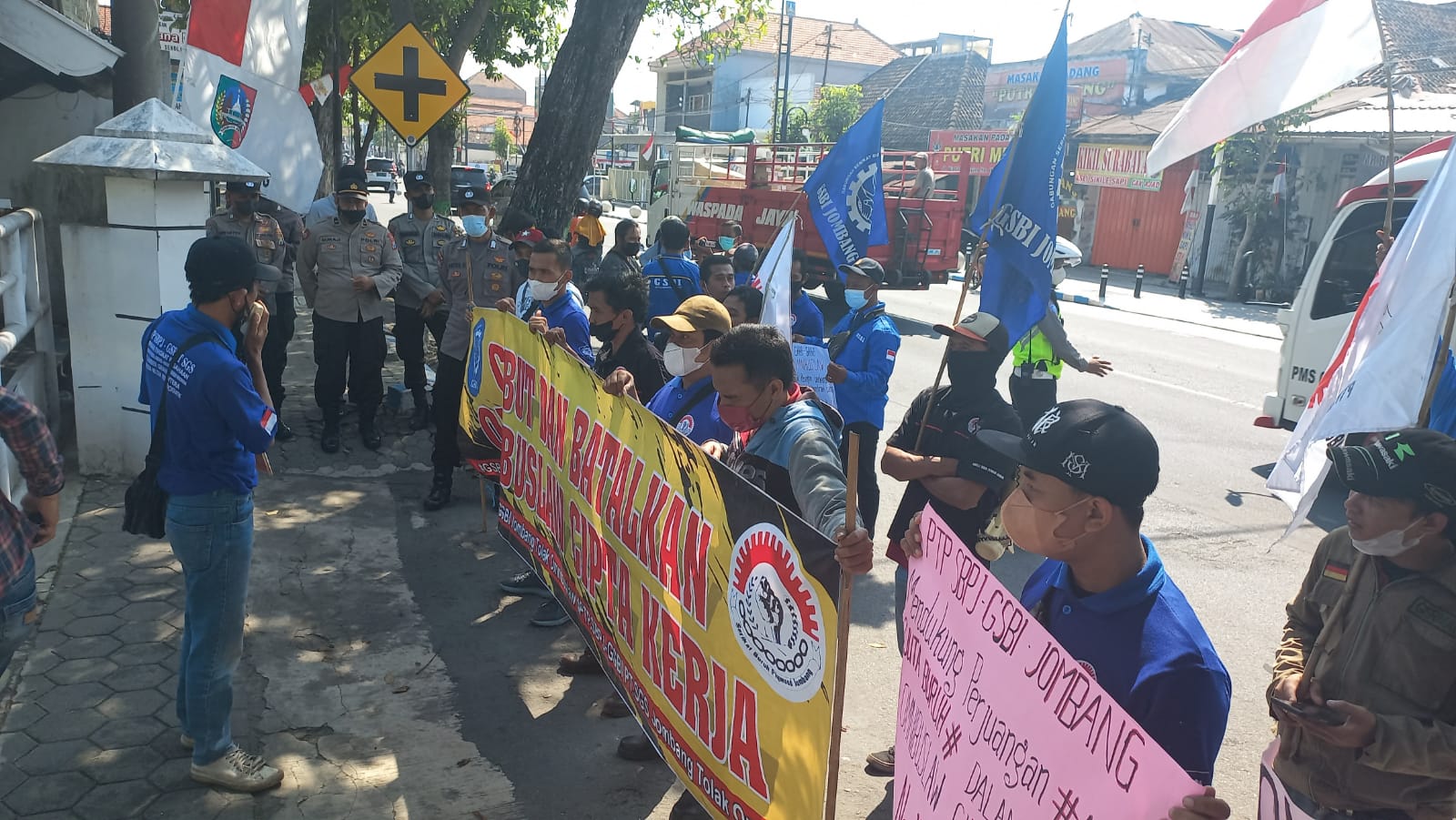 Gaji Tak Kunjung Naik, Buruh di Jombang Gelar Unjuk Rasa