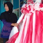 Emak-emak di Situbondo, Sulap Limbah Plastik Menjadi Baju Cantik