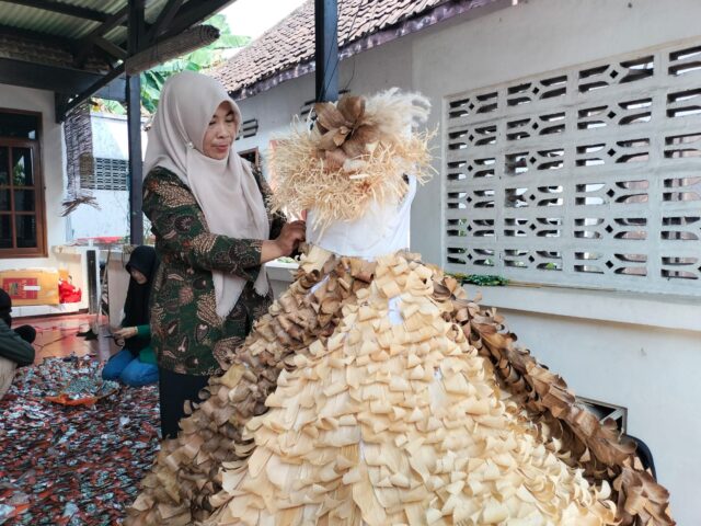 Moment Agustus, Persewaan Kostum Berbahan Limbah di Jombang Raup Omzet Puluhan Juta