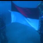 Prajurit Pasmar 2 Gelar Upacara Pengibaran Bendera di Dasar Laut Pasir Putih Situbondo