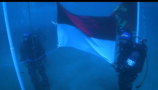 Prajurit Pasmar 2 Gelar Upacara Pengibaran Bendera di Dasar Laut Pasir Putih Situbondo