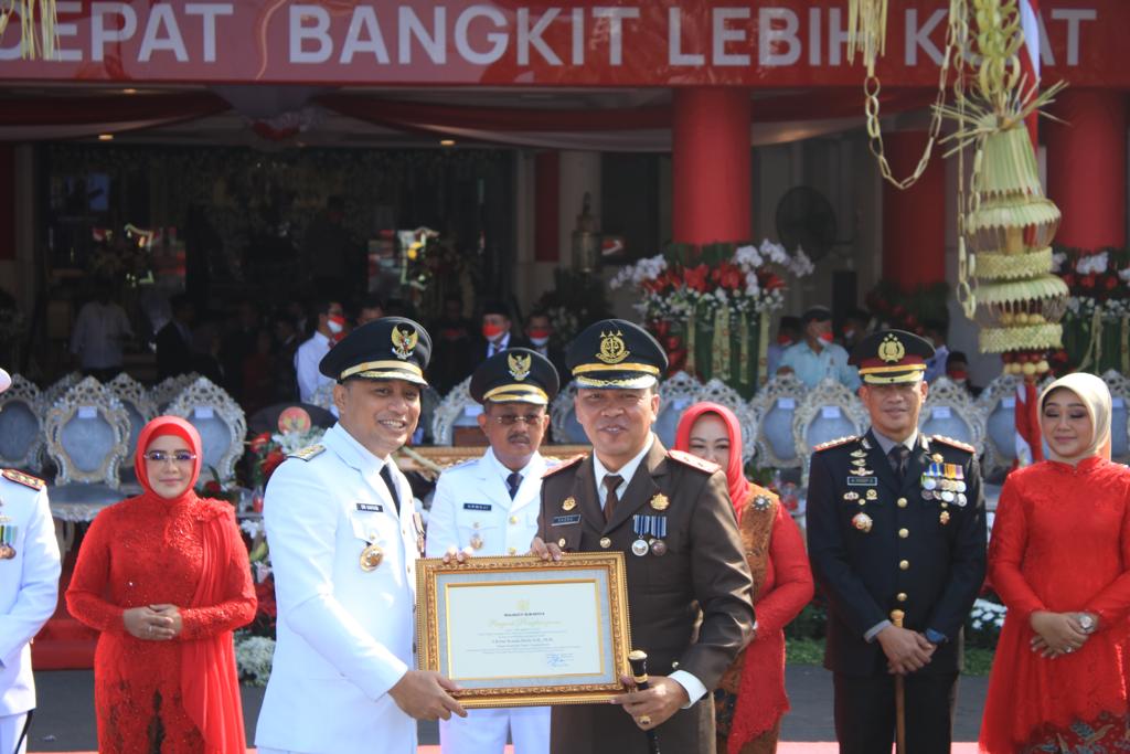 Selamatkan Aset Pemkot Surabaya, Wali Kota Beri Penghargaan Kajari Tanjung Perak