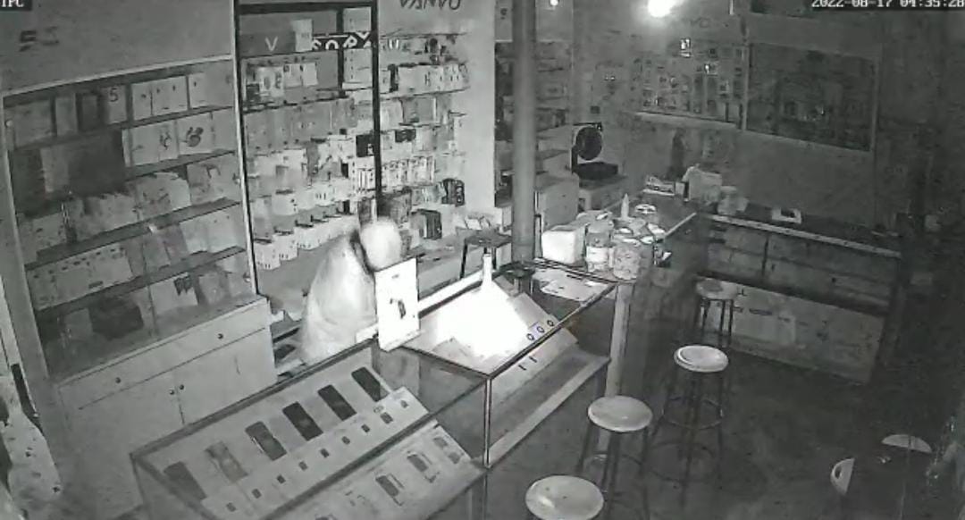 Aksi pencurian HP di Blitar terekam CCTV.