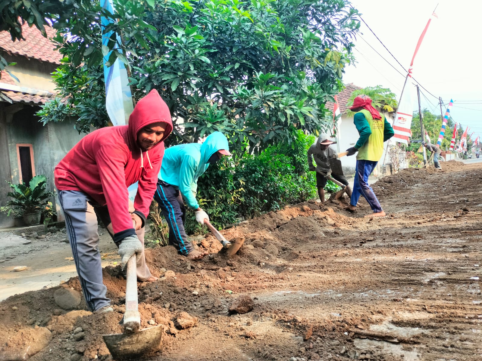 Pengerjaan proyek pemasangan pipa di Desa Mundusewu, Kecamatan Bareng, Kabupaten Jombang.