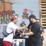 Pakai Seragam SD Saat Panjalu Scooterist Festival, Bla Blue Dapat Helm Bersejarah Mas Dhito