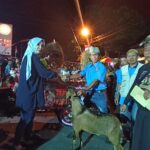 Lomba Hias Rombong PKL di Jombang, Mbak Ita Serahkan Hadiah Satu Ekor Kambing