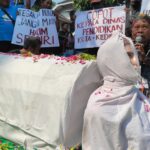 Tuntut Kepala Dinas Pendidikan Kota Kediri dicopot, Massa Bawa Keranda Mayat
