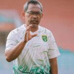 Bertekad Bangkit, Aji Santoso Beri Latihan Tambahan untuk Persebaya Surabaya